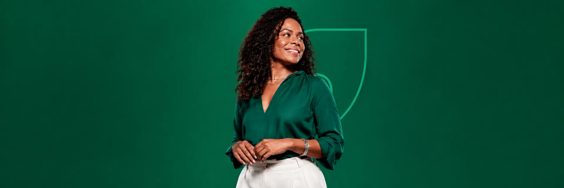 Mulher sorrindo com blusa verde, campanha Saúde da Mulher do LAF